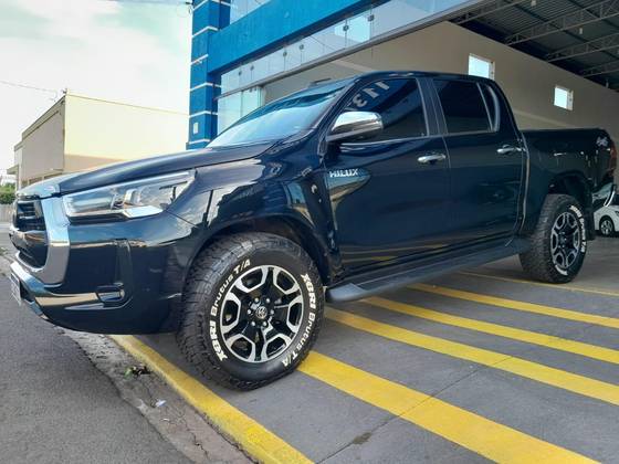 TOYOTA HILUX 2.8 D-4D TURBO DIESEL CD SRX 4X4 AUTOMÁTICO